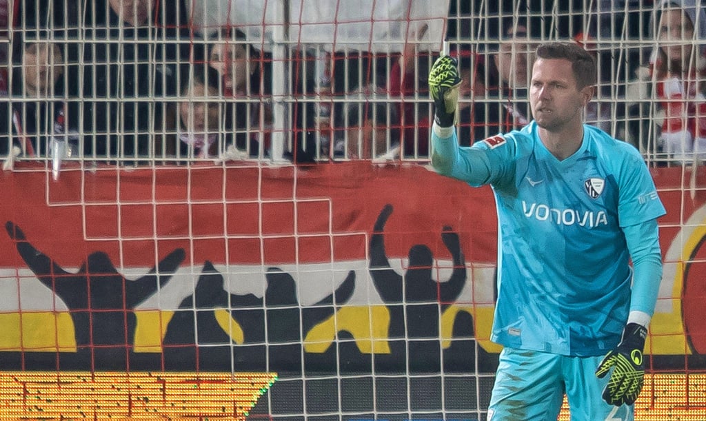 Bochums Keeper Patrick Drewes hält das Feuerzeug hoch, das ihn getroffen hat.