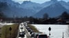 Besonders hoch ist die Staugefahr laut ADAC auf dem Weg in die Berge. (Archivbild)