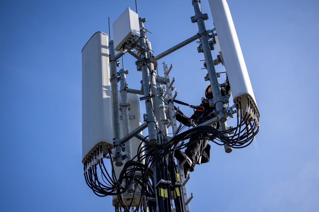 Einer von Zehntausenden Mobilfunk-Masten in Deutschland - hier einer, an dem gerade ein Techniker arbeitet.