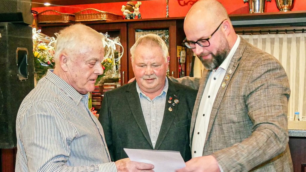 Bernd Peinelt wird vom Vereinsvorsitzenden Jörg Heydenreich und dem Kreisvorsitzenden Stefan Brücher (von links) mit der „Goldenen Ehrennadel“ des Landesverbandes ausgezeichnet.
