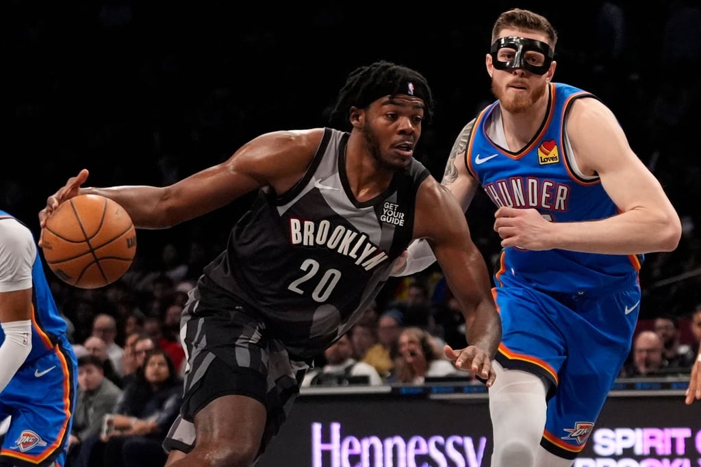 Isaiah Hartenstein (re.) spielte beim Sieg der Oklahoma City Thunder mit Gesichtsmaske.