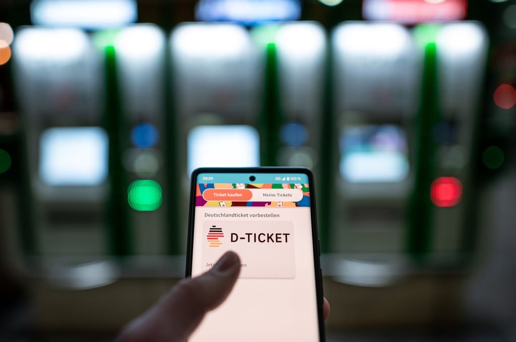 Seit Mai 2023 ermöglicht das Deutschlandticket bundesweit Fahrten in sämtlichen Bussen und Bahnen des Nah- und Regionalverkehrs zum einheitlichen Monatspreis. (Archivbild)
