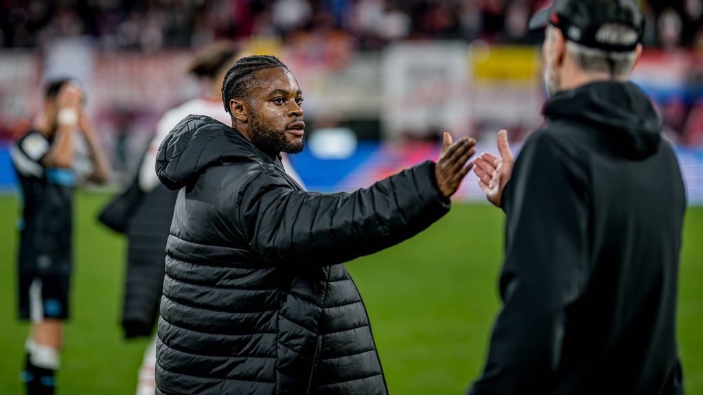 Ridle Baku (l.) klatscht mit Trainer Marco Rose ab.