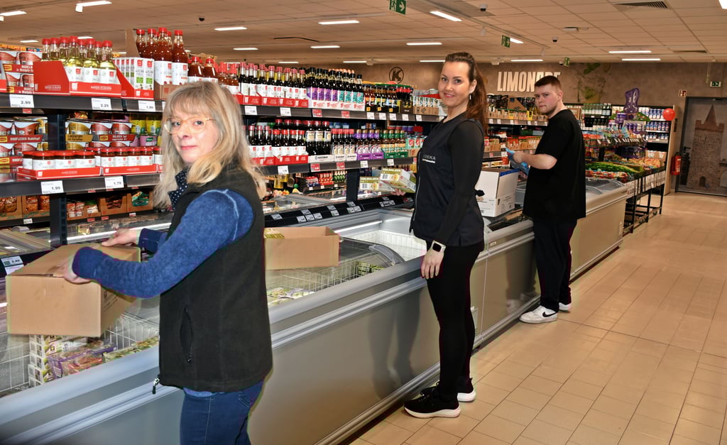 Aus dem NP-Supermarkt ist "nah & gut" geworden: Nicole Heine, Marktleiterin Stefanie Geppert (Mitte) und Patrick Scholz finden, dass sich die Arbeit gelohnt hat. Sie sind stolz auf ihren neuen, moderneren Markt in Zerbst.