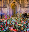 Hunderte Kerzen, Blumen und Plüschtiere vor der Johanniskirche zu Gedenken an die Opfer des Anschlags. 