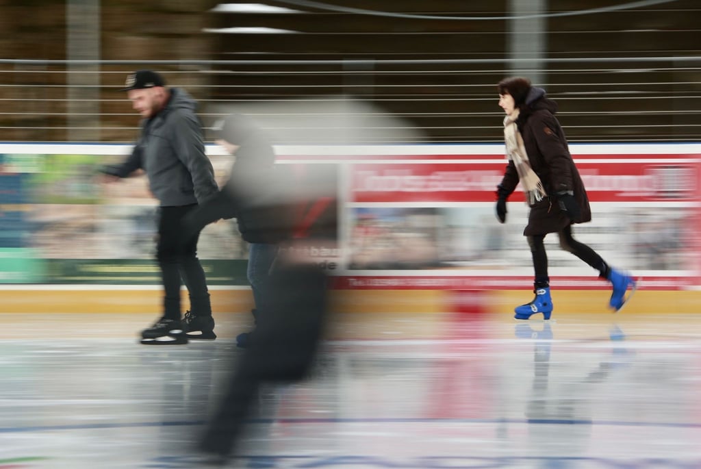 Bei fehlendem Schnee sorgt die Eisfläche für Wintergefühl im Touristenort Schierke. (Archivbild)