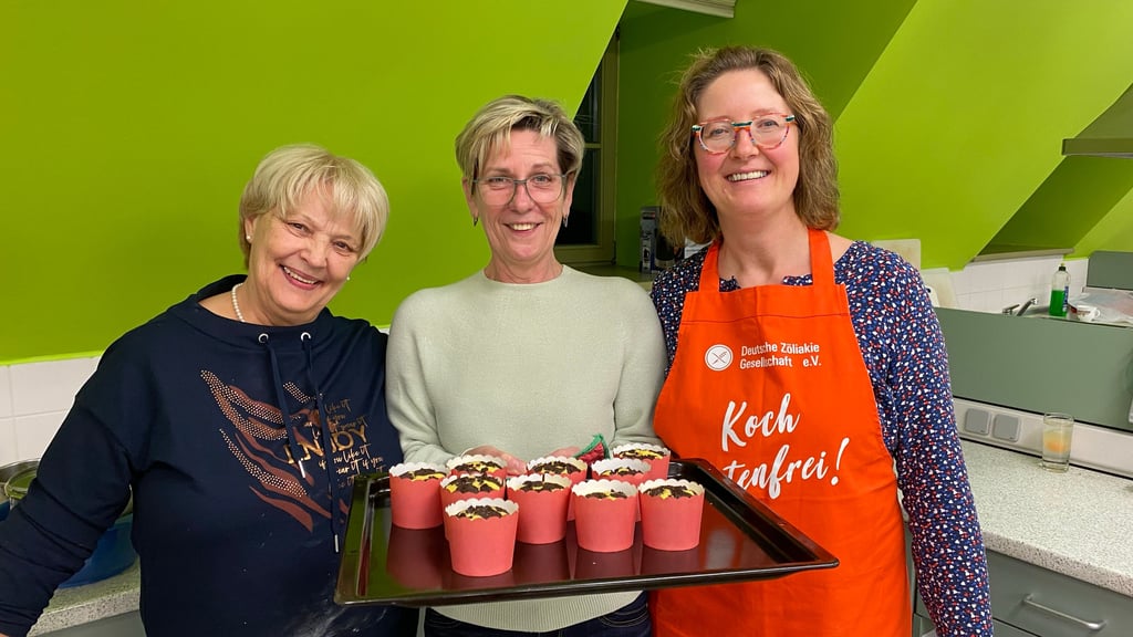 Doreen Hochbaum (rechts) gibt ihren ersten back-Kurs für Zöliakie. Zwei begeisterte Teilnehmerinnen haben Zupfkuchen Muffins gebacken.