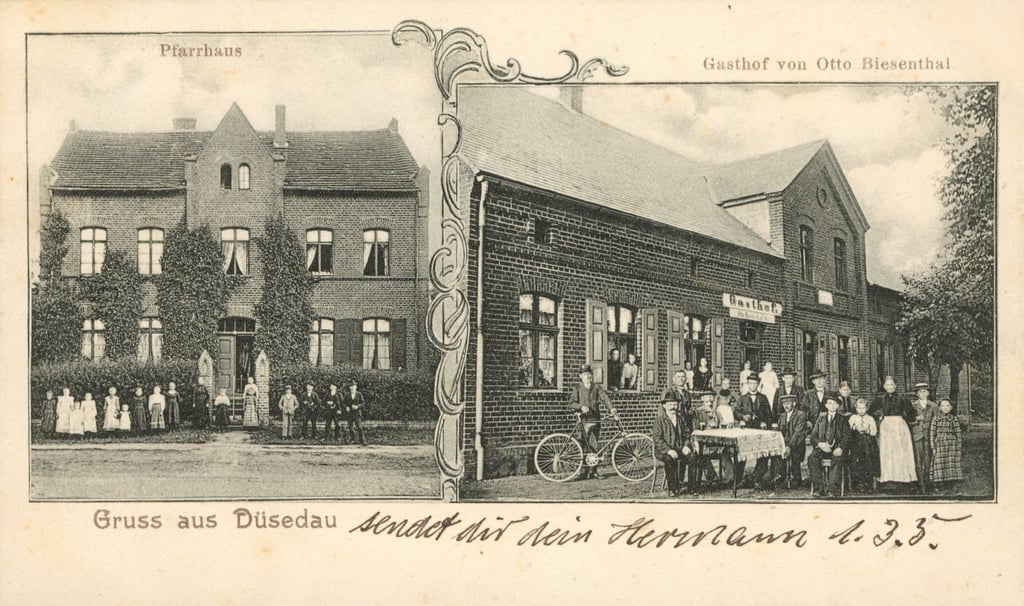 Museumsleiter Florian Fischer sammelt Ansichten von fast vergessenen Gaststuben aus Osterburg und Umgebung wie diese hier mit dem Titel "Gruss aus Düsedau".