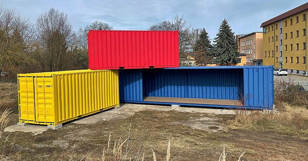 In den Bauhausfarben angestrichen: Die einstigen Schiffscontainer dienen im künftigen Naumburger Theatergarten, der direkt neben der neuen Spielstätte "Alter Schlachthof" liegt, als Freilichtbühne.