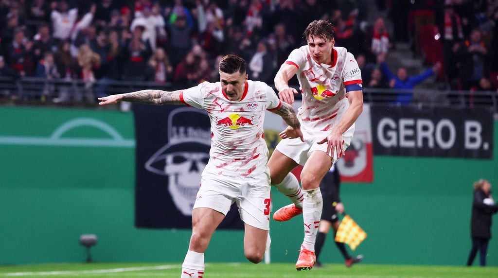 Kommt ein Willi geflogen: Orban im Anflug auf den Mann des Spiels nach dem Tor des Abends – Benjamin Sesko.