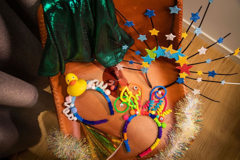 Drei schnelle Kostüm-Ideen für Fasching & Co. - der bunte Kopfschmuck ist direkt ein Hingucker.