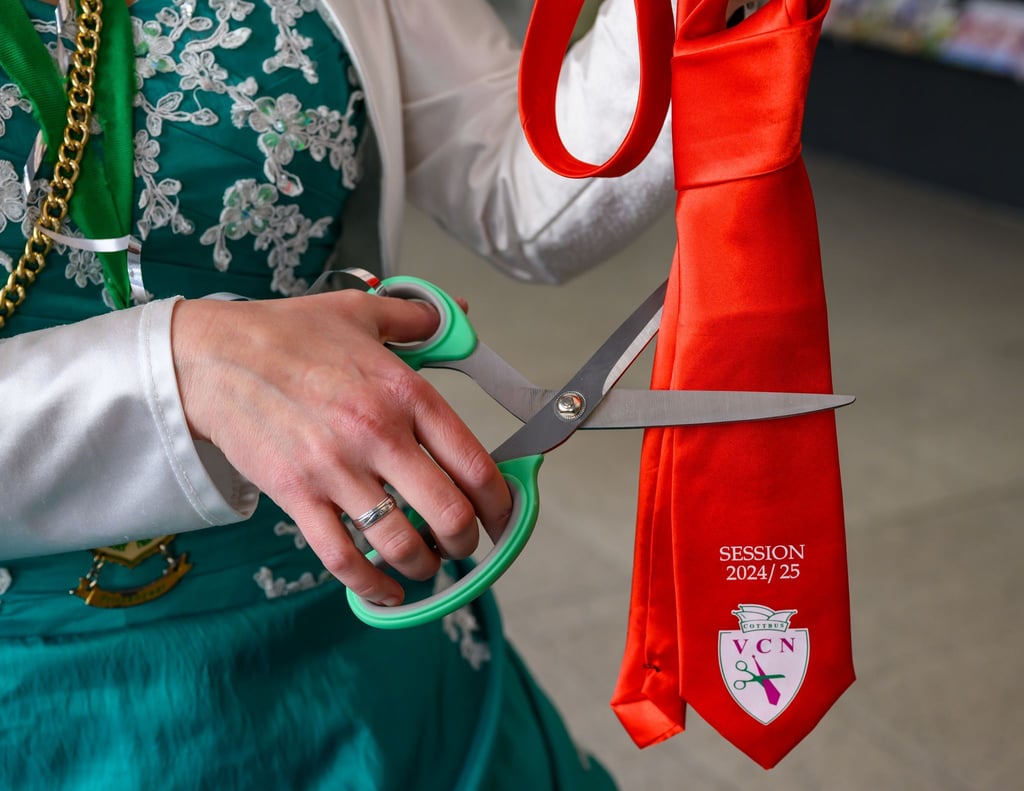 Traditionell schneiden die Frauen den Männern im Rathaus von Cottbus die Krawattenspitzen ab.