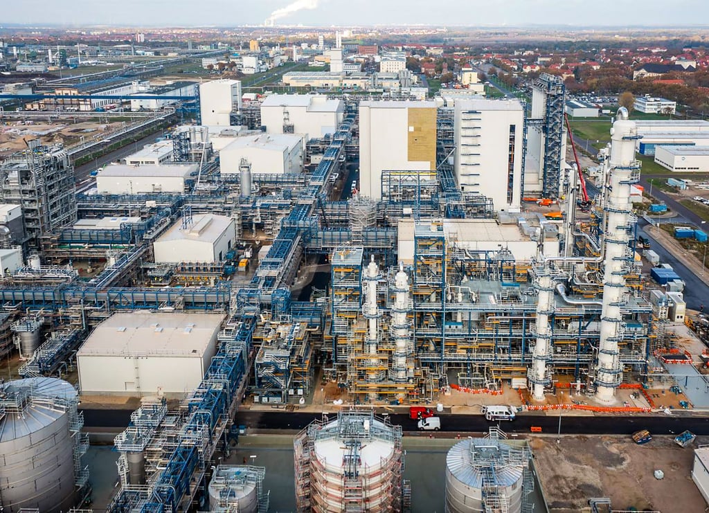 Die UPM Bioraffinerie in Leuna steht symbolisch für die wirtschaftliche Stärke des Saalekreises. Für die Zukunft großer Industrievorhaben wie Leuna III sieht Landrat Handschak die Gewinnung ausländischer Fachkräfte als „existenzielle Frage“.