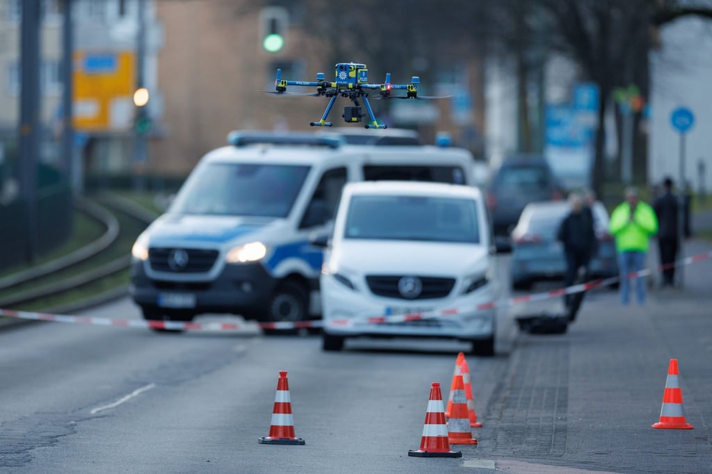 Eine Drohne der Polizei ist über dem Tatort in der Innenstadt im Einsatz. In der Nähe des Landgerichts Bielefeld waren am Mittwoch Schüsse gefallen.