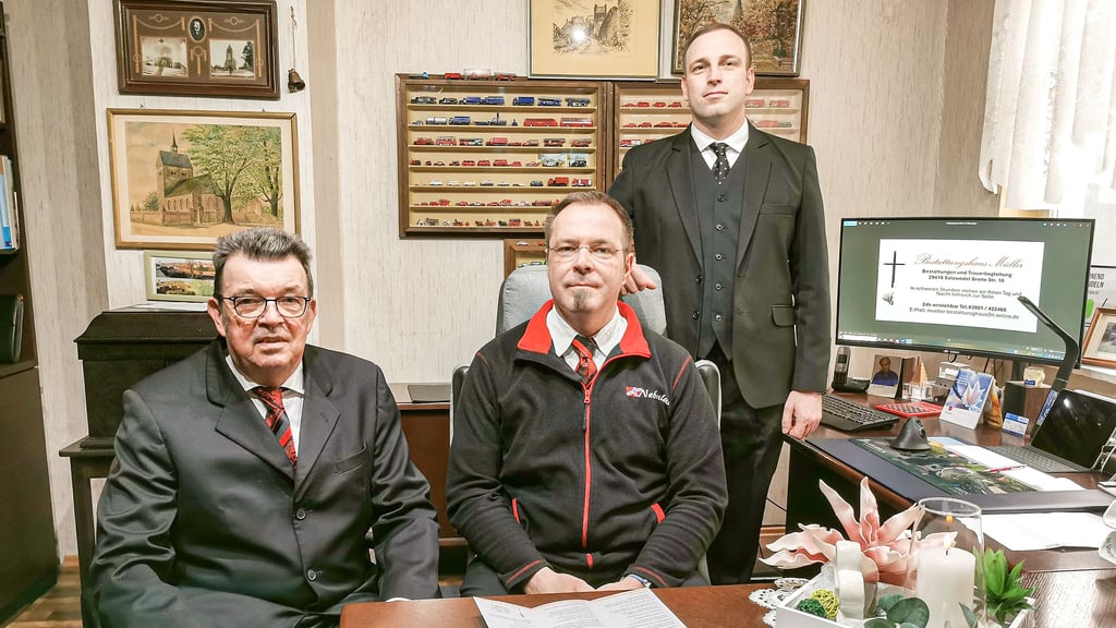 Wolfgang Müller (von links) hat das Bestattungshaus an Sohn Roberto übergaben, der auf Unterstützung seines Bruders Michael setzen kann.