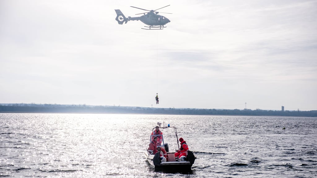 Bundeswehr und Wasserwacht proben gemeinsam. Die einen fliegen, die anderen retten.