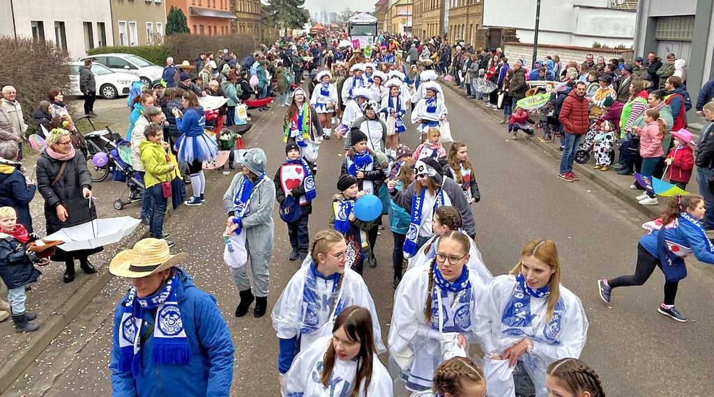 Trotz verschärfter Sicherheitsmaßnahmen wird am Sonntag in Sandersdorf ein großer Karnevalsumzug mit 500 Mitwirkenden und 25 Wagen erwartet.