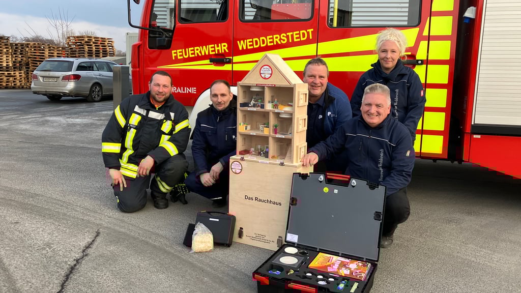 Bei der Übergabe von Rauchhaus und Experimentierkoffer: Gerätewart Tobias Frost (von links), stellvertretender Werksleiter Christian Wartmann, Werksleiter Mike Rosen sowie Vereinsvorsitzender Dirk Schneider und seine Stellvertreterin Nadine Wellhausen.