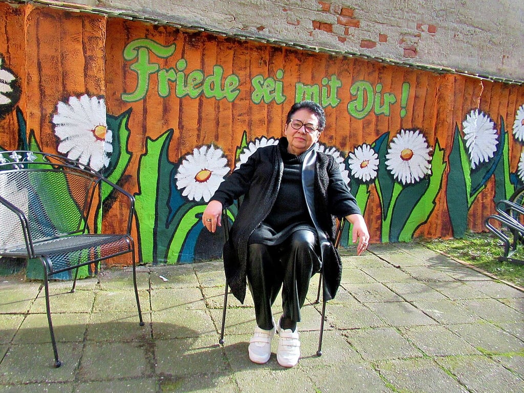 Brigitte Neumeister im Garten vor dem „Café der Begegnung“ in Wittenberg