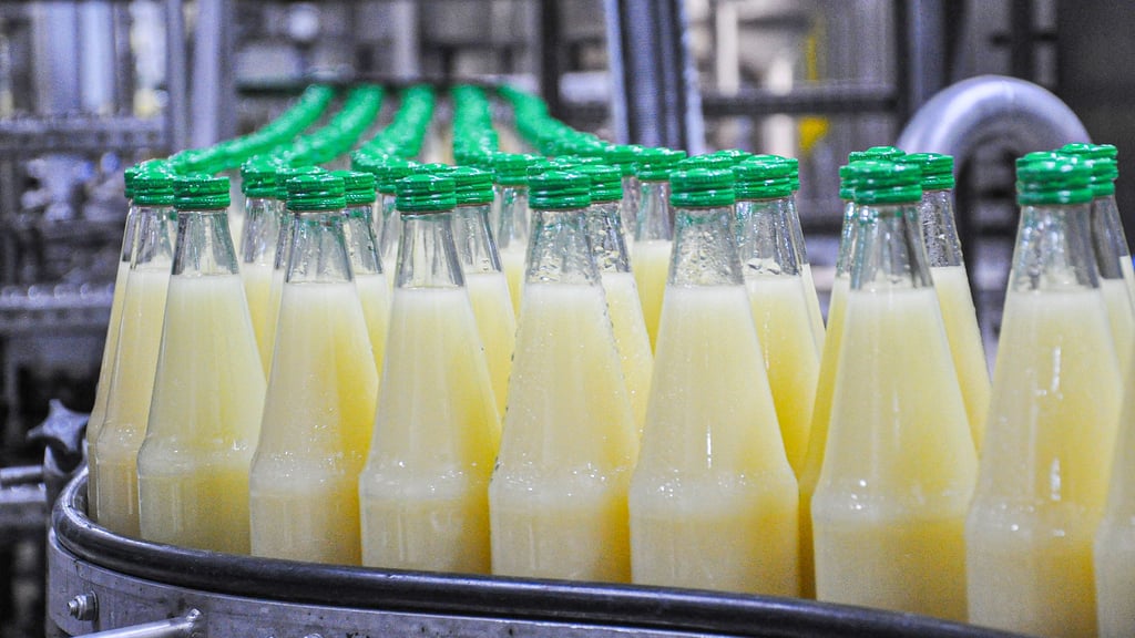 Abfüllung von Zitronen-Direktsaft am Mittwoch, 26. Februar 2025, bei Voelkel in Pevestorf. Exotische Rohwaren sollen künftig über Seehausen dorthin gelangen.