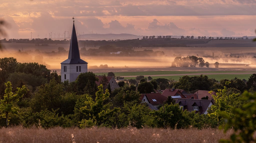 Die Region Huy - hier ein abendlicher Blick auf den Ortsteil Eilenstedt mit dem aufwändig sanierten Kirchturm - ist bei vielen Touristen ein Geheimtipp. Im Rathaus der Gemeinde soll jetzt eine Verwaltungsexpertin vertretungweise aushelfen.