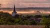 Die Region Huy - hier ein abendlicher Blick auf den Ortsteil Eilenstedt mit dem aufwändig sanierten Kirchturm - ist bei vielen Touristen ein Geheimtipp. Im Rathaus der Gemeinde soll jetzt eine Verwaltungsexpertin vertretungweise aushelfen. 