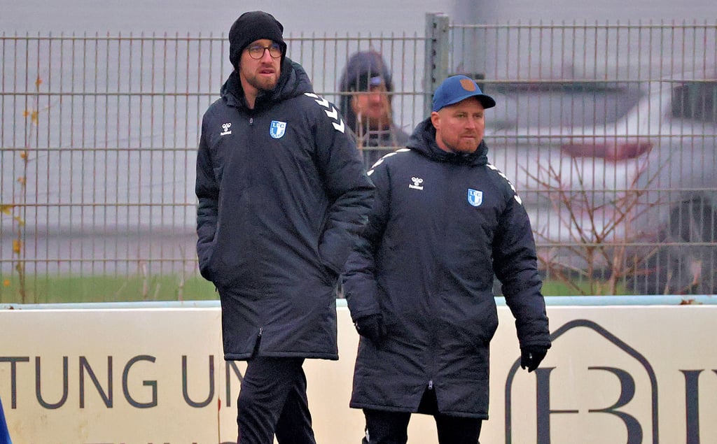 Trainer Matthias Mincu (l.) hat mit seiner U 17 zum Start in Mönchengladbach überrascht.
