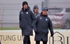 Trainer Matthias Mincu (l.) hat mit seiner U 17 zum Start in Mönchengladbach überrascht.