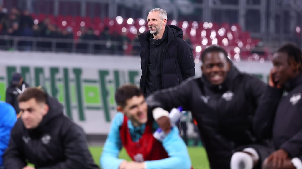 Auch der Coach war erleichtert: Trainer Marco Rose feiert nach dem Einzug ins Pokal-Halbfinale mit.