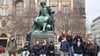 Die Siebtklässler der Drömlingschule vor dem Otto-von-Guericke-Denkmal. Nach dem Besuch im Museum haben sie Magdeburg erkundet.