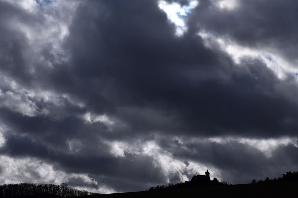 Dichte Wolken sind auch in den nächsten Tagen über Thüringen zu sehen und können nicht nur Regen, sondern auch Schnee mit sich bringen. (Symbolbild)