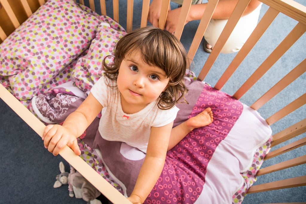 So schläft das Kind sicher und bequem: Beim Kinderbett sollten Eltern auf abgerundete Ecken und eine Matratze mit elastischem Kern achten.