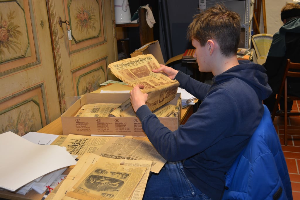 Xavier Jo Stöcker aus Schinne hilft bei der Recherche in alten Zeitungen im Museum in Osterburg, weil er sich beruflich orientieren möchte.