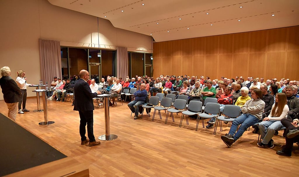 Das Wahlforum im Hohenmölsener Bürgerhaus war mit rund 180 Menschen gut besucht.