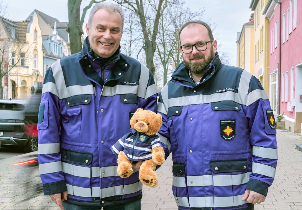 Peter Quenzel (l.) und Martin Mücke-Freihofer koordinieren die Arbeit der Notfallseelsorger. Der Teddy gehört zur Ausrüstung.