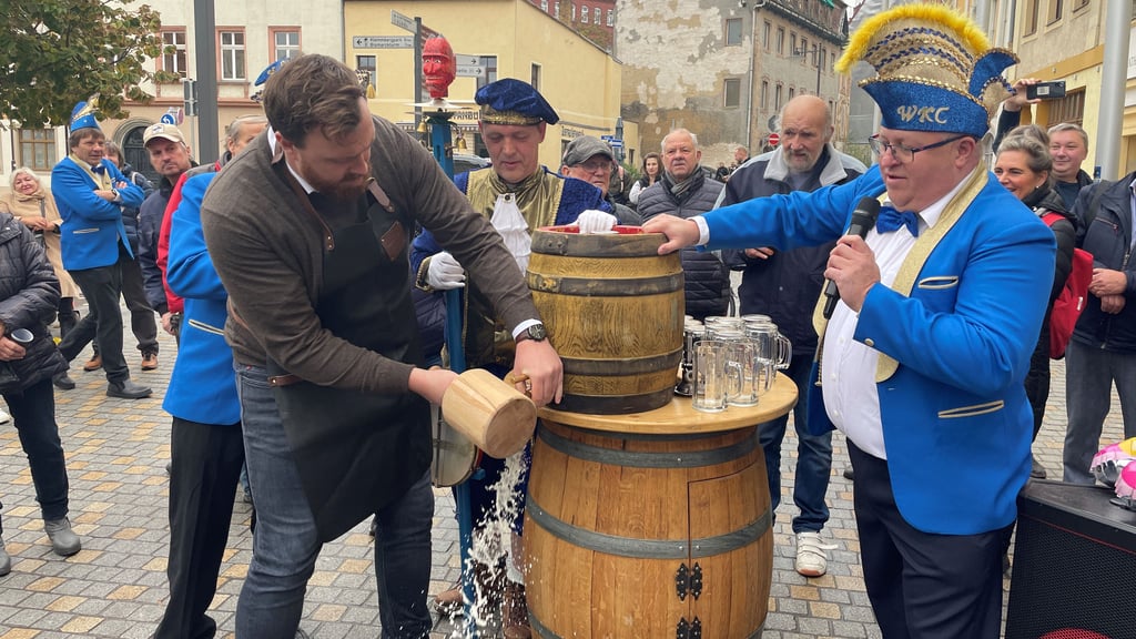 Gemeinsam mit dem Weißenfelser Oberbürgermeister Martin Papke (links) nahm Christian Hauke als WKC-Präsident (rechts) zur Karnevalseröffnung im November vor dem Weißenfelser Rathaus den Fassbieranstich vor.