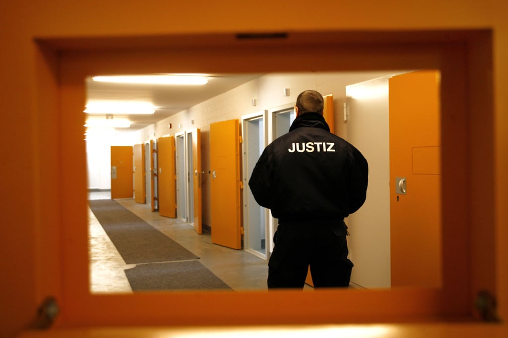 In den Justizvollzugsanstalten gibt es immer wieder körperliche Attacken gegen Bedienstete.