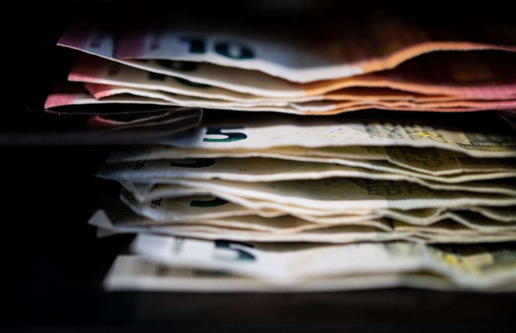 Ach das liebe Geld: Wie sich die Erhöhung der Zusatzbeiträge der Krankenversicherung auf die Rente auswirkt, erfahren viele Rentner erst jetzt mit zwei Monaten Verspätung.