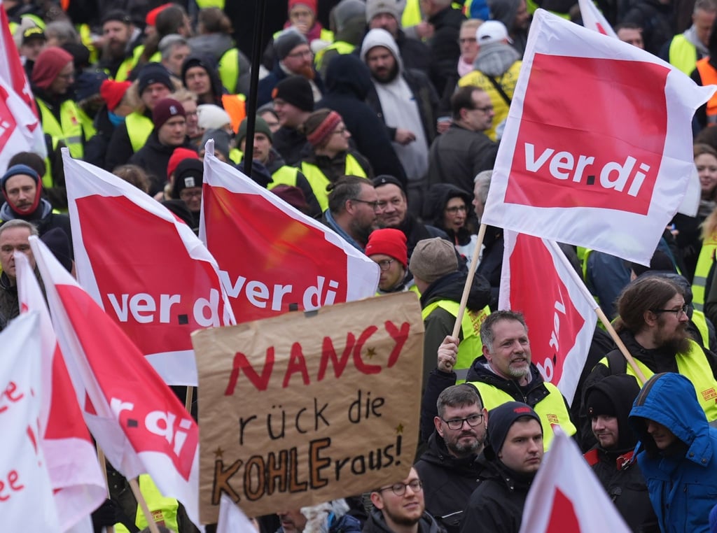 Teilnehmerinnen und Teilnehmer demonstrieren in Hamburg am Alten Elbtunnel während eines Warnstreiks im öffentlichen Dienst.