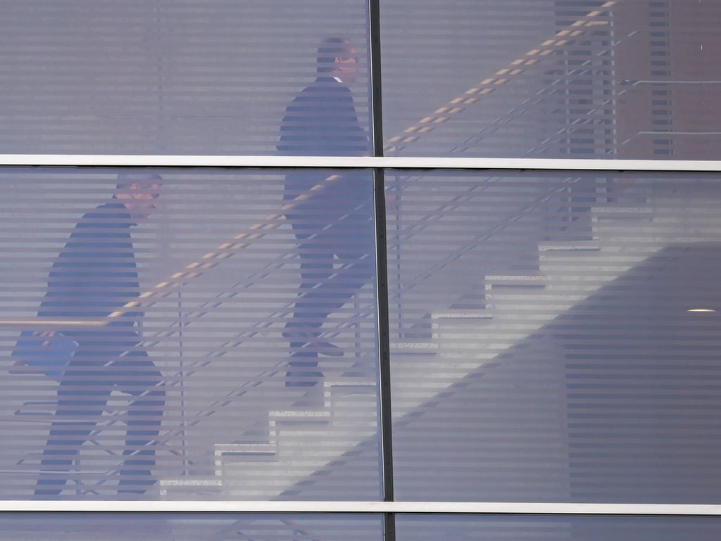 Hinter den Kulissen hat die Regierungsbildung begonnen. Union und SPD schickten insgesamt 18 Verhandler in die erste Runde.
