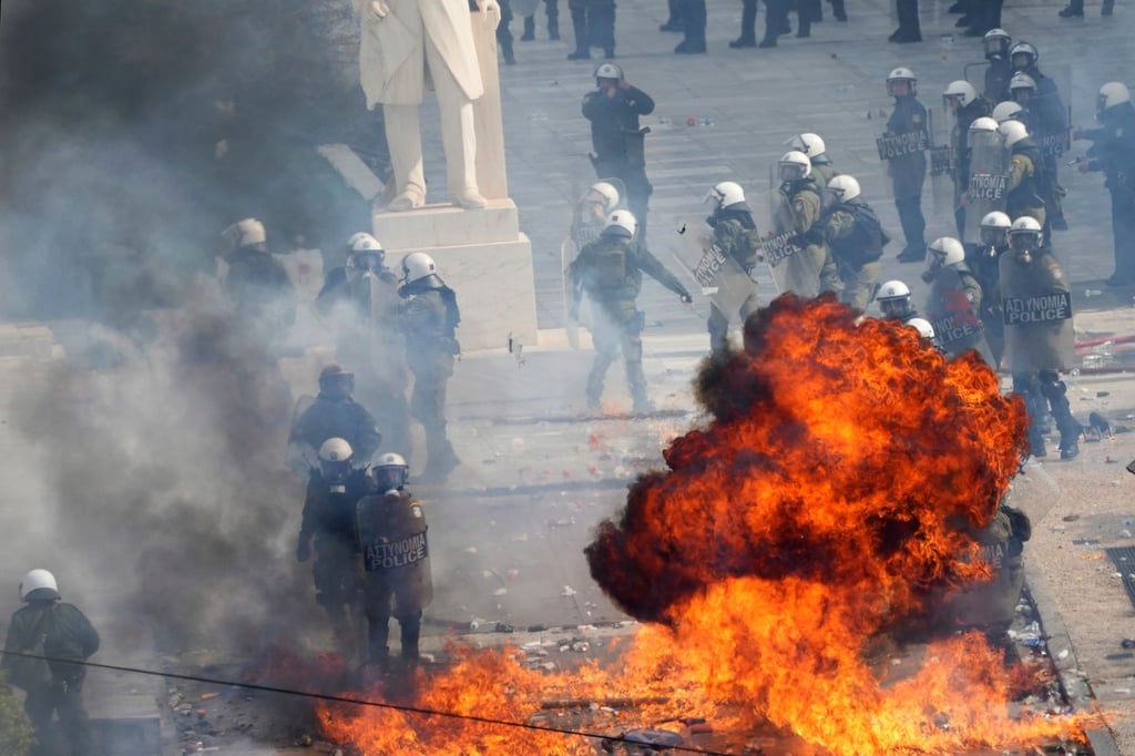 Vermummte schleuderten nach der Demo in Athen Brandsätze.