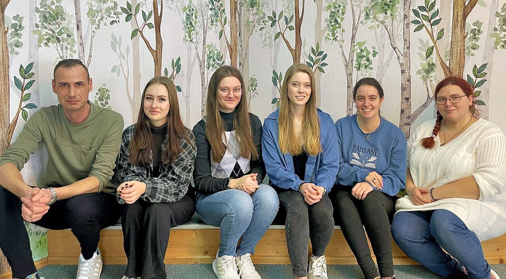 Das Kita-Team Menz verabschiedet sich von seinem Leiter Franz Melcher ( links im Bild): Alina Ebert, Cynthia Sorgatz, die neue Leiterin Antonia Buße, Vivien Böwe und Monika Fricke.