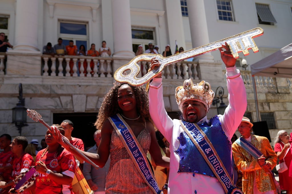 Mit der Übergabe des Stadtschlüssels beginnt der Karneval in Rio de Janeiro.
