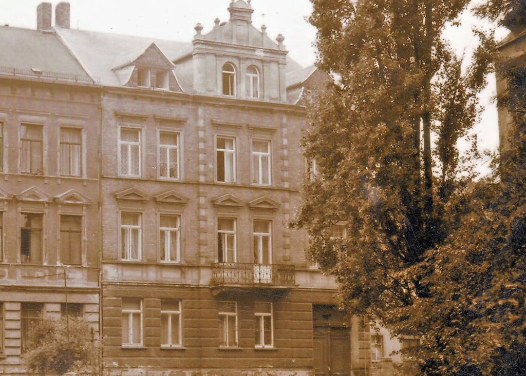 Anfang der 1970er Jahre (Foto) lebte Johanna Lößnitz (1903-1988) noch in der Beletage ihres elterlichen Hauses Steinsgraben 42.