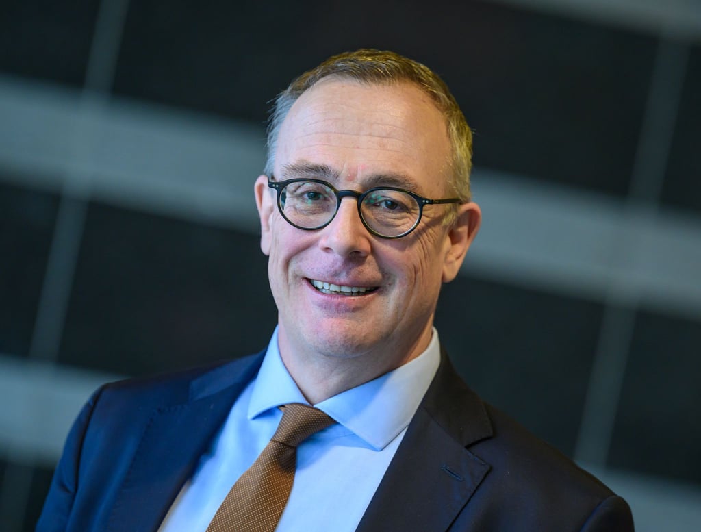 Der Vorstandsvorsitzende Adolf Roesch will den Energiekonzern Leag in der Lausitz angesichts des vereinbarten Kohleausstiegs umbauen.