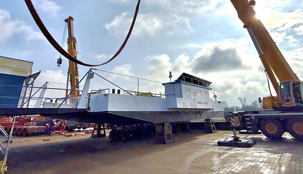 Mittels zweier Krane wurde die Fähre am Dienstag in Roßlau von der dortigen Schiffswerft aus wieder in die Elbe gehoben.