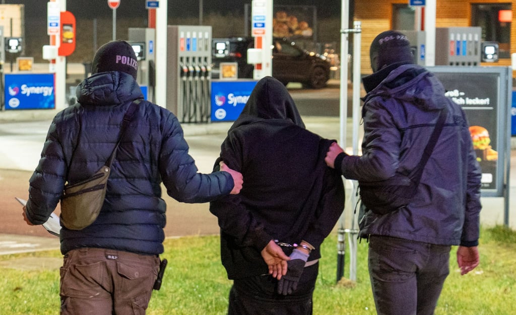 Nach einer Verfolgungsfahrt auf der Autobahn 7 hat die Polizei drei mutmaßliche Geldautomatensprenger festgenommen.