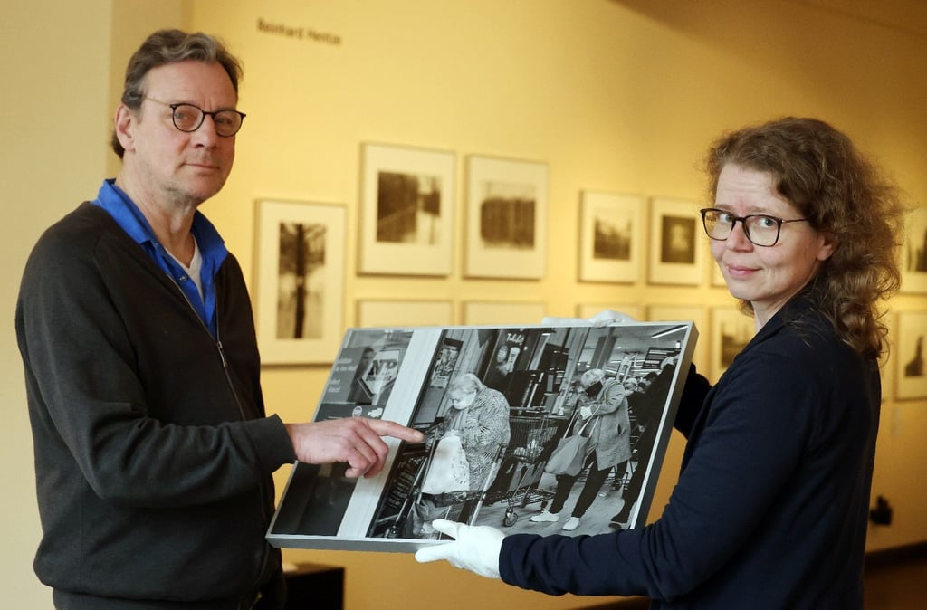 Alexander Suckel, Leiter des Literaturhauses Halle, und Kuratorin Manuela Winter haben die Foto-Ausstellung gemeinsam gestaltet.