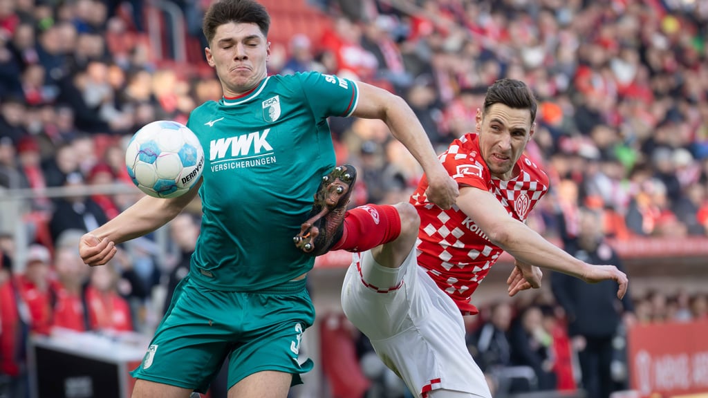 Dominik Kohr (r.) fehlt den Mainzern nach seiner zehnten Gelben Karte gesperrt.