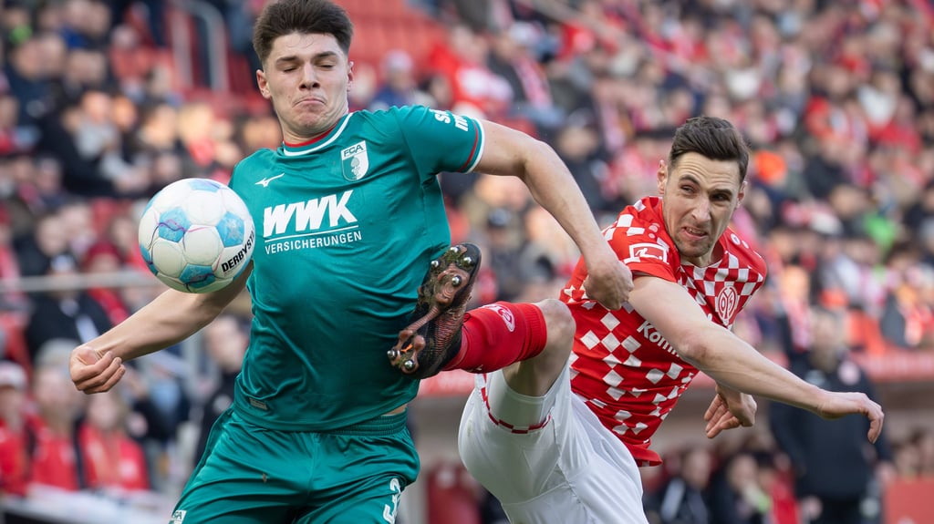Dominik Kohr (r.) fehlt den Mainzern nach seiner zehnten Gelben Karte gesperrt.